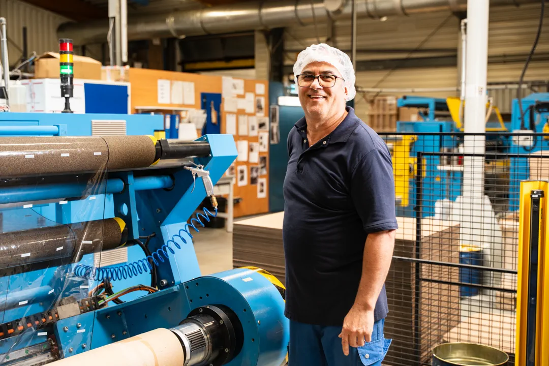 Mitarbeiter an der Kaschiermaschine