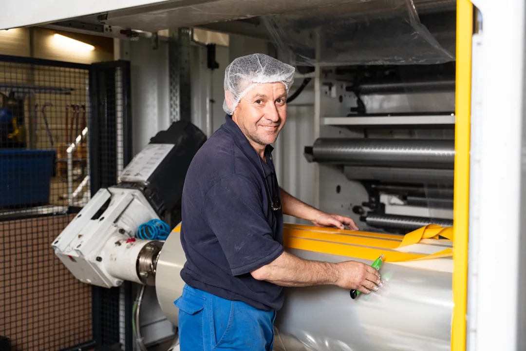 Mitarbeiter an der Folienschneidemaschine