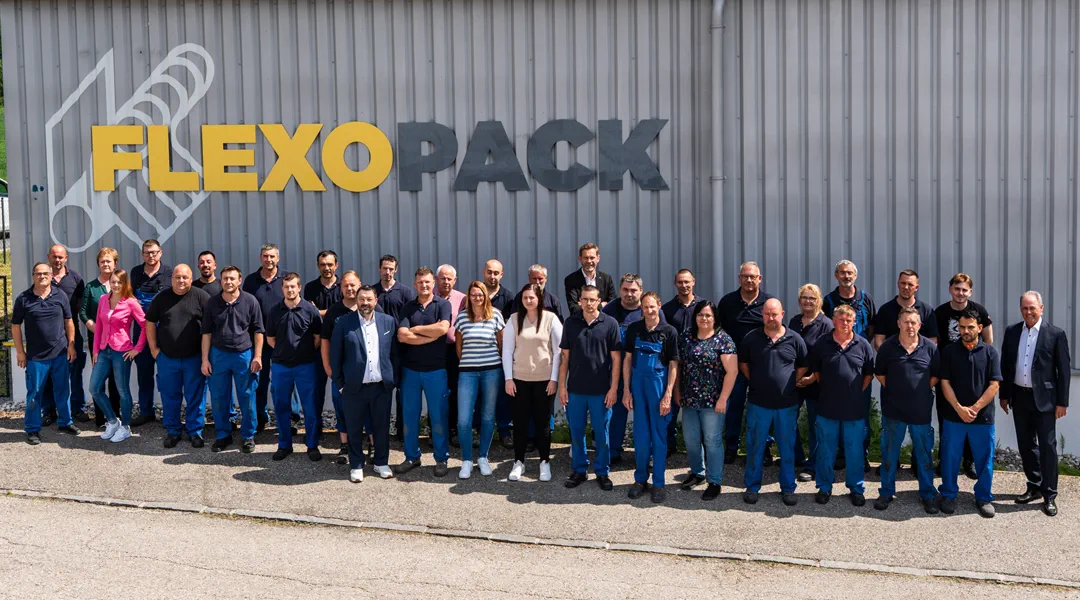 Das Team von Flexopack vor dem Firmengebäude in Allhaming