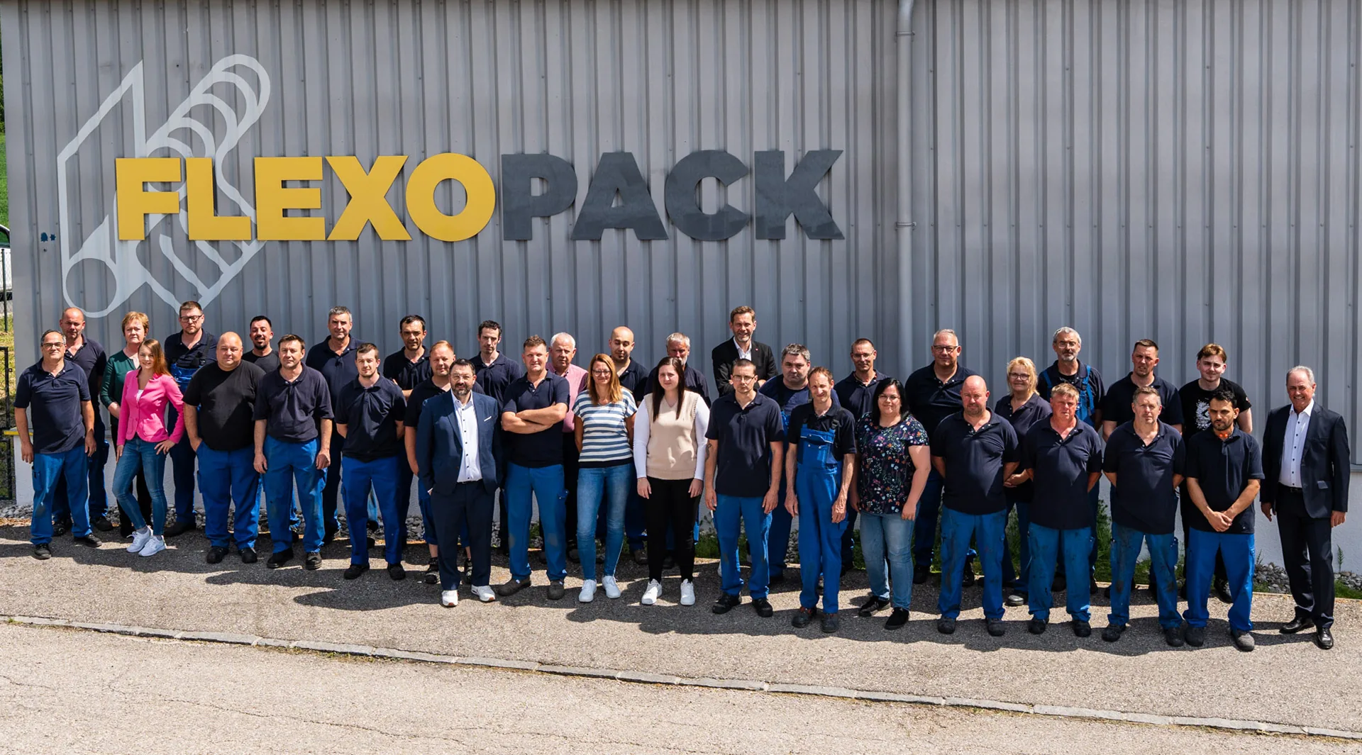 Das Team von Flexopack vor dem Firmengebäude in Allhaming