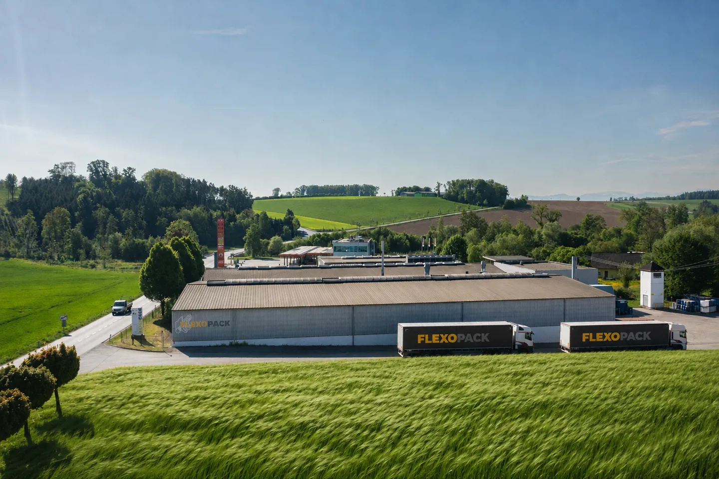 Luftaufnahme des Flexopack-Firmengeländes in grüner Umgebung mit Flexopack-LKW